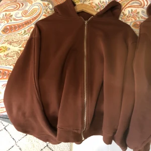 Brand of roses sip hoodie  - En brun boxy brand of roses sip hoodie som används fåtal gånger. Tröjan har extremt hög gsm vilket gör att den sitter perfekt och känns kvalitativ. Nypris är 1000 kr. Vid fler frågor kom dm 