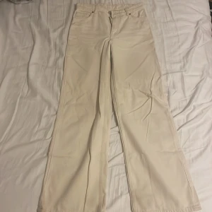 Beigea/Off white jeans - Högmidjade beigea jeans med vida ben. Lite långa för mig som är 165 men funkar, enkelt att lägga upp också om det skulle behövas. Använda endast en gång så är i perfekt skick 💕