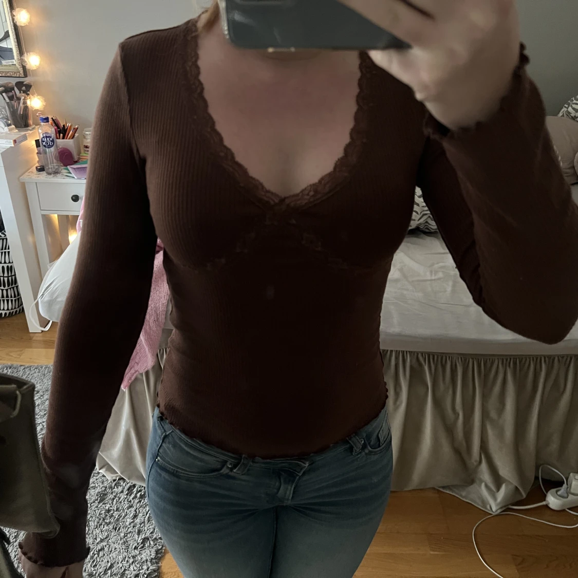 Brun topp med spets detaljer 