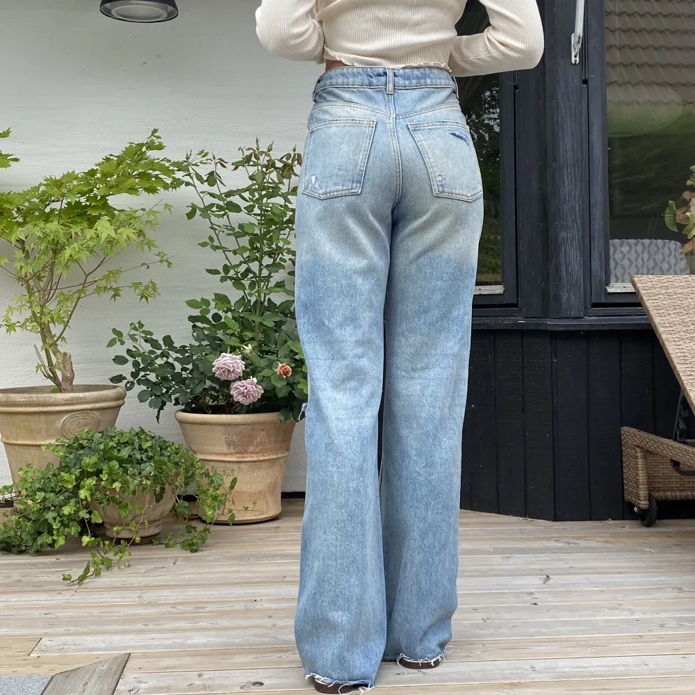 Supercoola jeans från Zara🩵 Storlek 34, jag är 170cm. . Jeans & Byxor.
