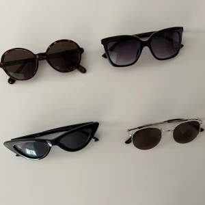 Solglasögon olika märken  - Rensar nu ut några solglasögon som knappt använts. De är använda en gång så i mycket fint skick. 100kr/styck.   Kan skickas om köparen står för frakten. 