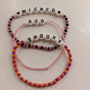 Halloween armband  - NYHET! Halloween armband🎃 !Designtips! 👻Spooky👻 🧛‍♀️Boo🧛‍♀️ 🖤Wicked🖤 Pris: 30 kr st Boo armbandet: 35 kr Frakt: 18kr Skriv mått vid köp🫶🏻