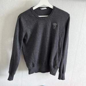 Grå Versace Sweatshirt med broderad logga. Cond 9/10.