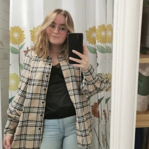 Rutig beige skjorta Gina Tricot stl 36 - Snygg längre skjorta från Gina tricot med puffiga ärmar(!!) stl 36. Snygg både till jeans och klänning 😌