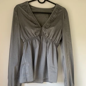 Ljusgrå blus - Ljusgrå blus/topp/skjorta