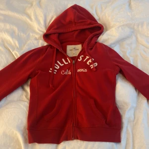 Röd hollister tröja - Säljer min hollister tröja då den inte kommer till andvändning längre, det är storlek M men passar mer som xs/s