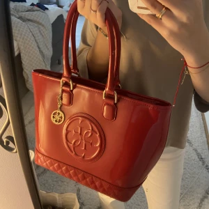 Röd Guess väska - Röd Guess väska i nyskick!🥰 (Original pris 3000kr) kontakta för mer info🫶
