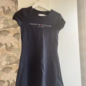 Säljer denna jätte fina marinblåa Tommy Hilfiger klänning som är helt ny dock utan prislapp💕❤️
