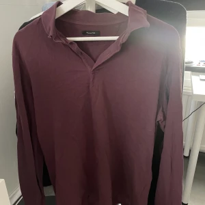 Massimo dutti rugbytröja - Vinröd rugbytröja från Massimo dutti. Nypris 800. Storlek M. Skick 9/10. Hör av er om ni har fler frågor🙌🏻