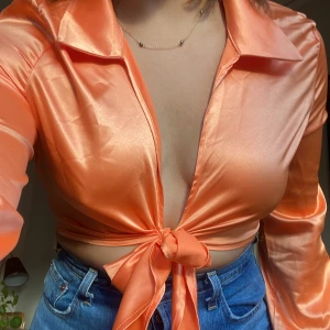 Sikesblus - Superfin croppad silkesblus från Nelly! Aldrig använd, har etiketterna kvar. Långa breda ärmar och väldigt bekväm. Storlek 38!