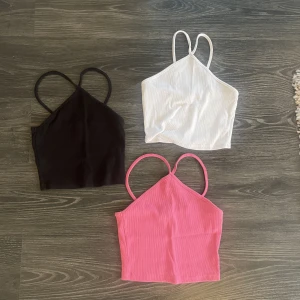 Toppar - Säljer dessa tre snygga toppar som passar till både vardags och fest❤️‍🔥 Riktigt sköna och stretchiga att ha på sig!💫 Alla säljs tillsammans i ett 3-pack! 
