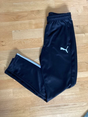 Puma träningsbyxor - Fina träningsbyxor i bra, begagnat skick. Storlek junior large (164)