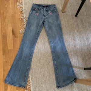 Low Waits vintage jeans  - Svin snygga y2k jeans med låg midja och utsvävningda ben, så snygga detaljer på fickorna! Och långa!!! W27 L34
