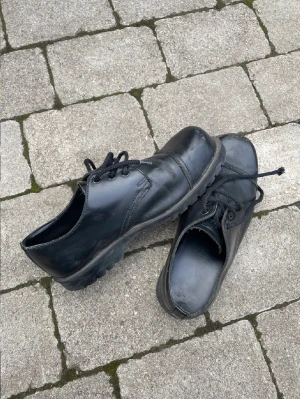 Underground England Boots - Underground England boots med stålhätta, i fint använt skick! Storlek UK 8 vilket motsvarar EU 42. Sitter dock som EU 43! Vänstra skon saknar en skruv i sulan, men det påverkar ingenting! Möts i Malmö och tar Swish. Står ej för frakt eller postens slarv! 