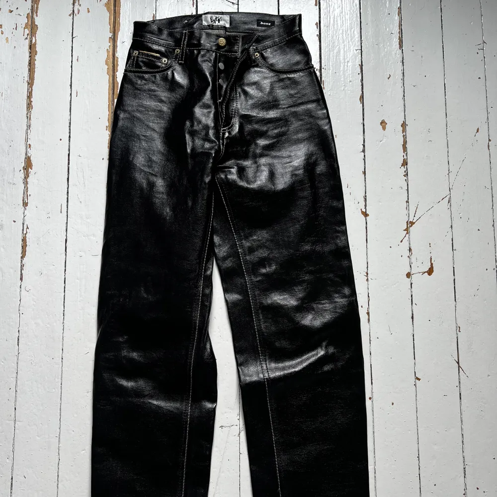 Världens finaste jeans i vaxad denim från Eytys, storlek W26L34.  Modellen heter Benz och är Unisex och tvätten Tar. Endast provade.  Nypris 2600kr. . Jeans & Byxor.
