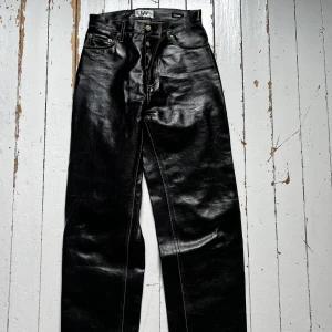 Eytys Benz Tar Black Waxed Jeans W26/L34 - Världens finaste jeans i vaxad denim från Eytys, storlek W26L34.  Modellen heter Benz och är Unisex och tvätten Tar. Endast provade.  Nypris 2600kr. 