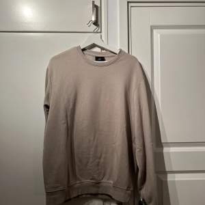 1. Beige H&M Sweatshirt (M) 2. Lager 157 Grå 1/4 Zip (L) 
