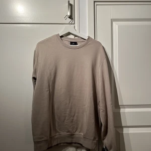 Beige Sweatshirt + Grå 1/4 zip - 1. Beige H&M Sweatshirt (M) 2. Lager 157 Grå 1/4 Zip (L) 