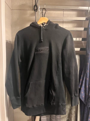 Supreme box logo black on black hoodie - Snygg fräsch supreme box logo hoodie. Osäker om äkthet köpt i USA därav pris. Kan skicka fler bilder på hoodien om det önskas. Storlek small men kan enkelt passa medium.   Den ser lite urtvättad/blek ut i bilderna men är i fint skick irl. Använd fåtal gng