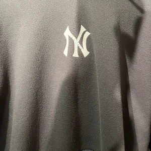 Mörkgrå New York Hoodie - Mitt MEST bekvämaste plagg men använder ej längre. Minns ej exakta inköpspris så säljer relativt billigt. Perfekt för att ha på sig både hemma och på gymmet. 