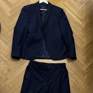 Mörkblå kostym  - En två delar kostym i mörkblått. I italiensk fit 