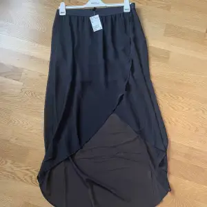 Svart kjol som är lite genomskinlig nertill - Storlek 42/L - Ny - Köparen står för frakten - Inga returer - Betalning via köp direkt 