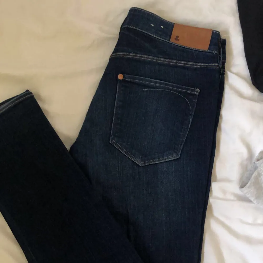 Ett par mörkblåa lågmidjade jeans i storlek 28. Andvänt några gånger men märks inte. Jag är 165cm och dom sitter bra men är lite långa så någon lägre skulle också passa bra i dom! . Jeans & Byxor.