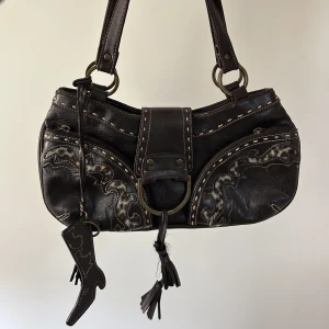 Brun väska - Säljer min jättefina axelväska från Esprit! ❤️ Så fina detaljer och väldigt bra skick 🥹🙌 Skriv för fler bilder eller annat ❤️