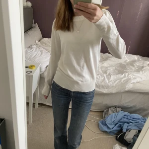 Finstickad tröja  - Vit finstickad tröja från saint tropez i storlek S, passar mig som oftast har xs 💘 Är knappast använd så inga defekter eller liknande 💓Nypris 349kr