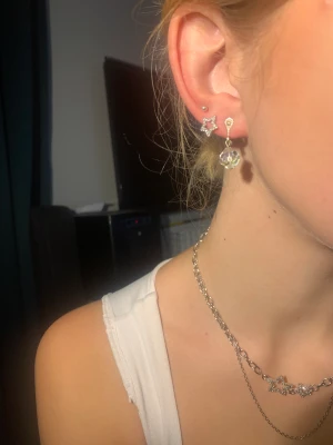 Örhängen  - Örhängen som man inte behöver hål i öronen för. De även med hål. Jätte bra present till ett litet barn som inte får ta hål. 