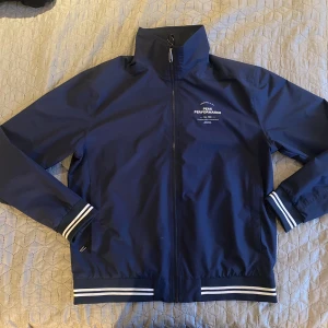 Peak Performance Kofta/Jacka - Peak Performance Costaljacket (mörkblå). Storlek XL. Väldigt bra skick. Hör av dig vid frågor.