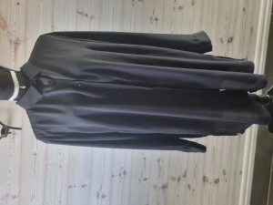 Svart plus size skjorta  - Super fin tunn skjorta från Dea . Passar plus size samt är lite större i ärmarna för dig med större armar! Och sitter superfint på alla kropps formar  perfelt t jobbet så som hemma!   Använd 3 gånger. Meddela mig om du vill ha mått