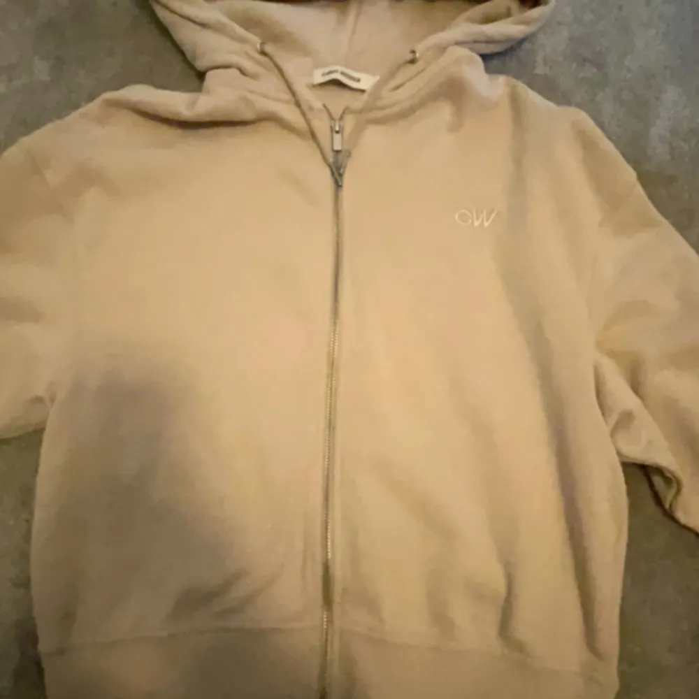 Zip hoodie från Carin wester. Säljer för 249kr+frakt💕bra skick och jätte fin. Skriv för fler bilder eller frågor!!!. Tröjor & Koftor.