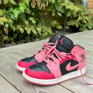 Nike Jordans  - Ett par nästan helt oanvänd, kartong finns kvar! Dem är i jätte fint skick men tyvär för små. 