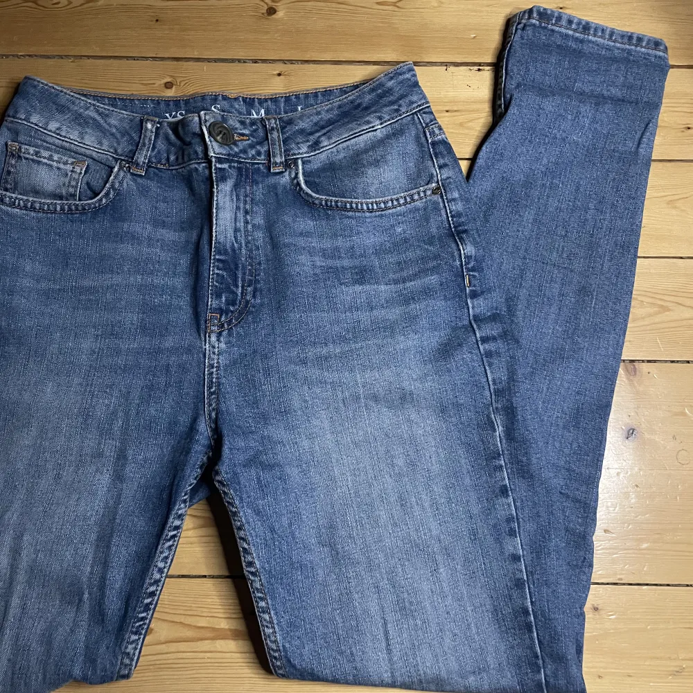 Blåa jeans från Never Denim. Bra kvalite, lite stretchiga men inte jätte. Inga skador. Säljer då jag inte använder dom p.g.a att det inte är min stil.. Jeans & Byxor.