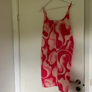 Sommarklänning  - Fin sommarklänning som jag ej använder ofta, såg nu att det var som ett streck på (se andra bilden). Funkar som storlek 44 också, justerbara axelband