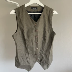 Svincool väst  - Så fin väst från märket Kus Stockholm. Använd ett fåtal gånger. Färgen syns bäst på bild två! 