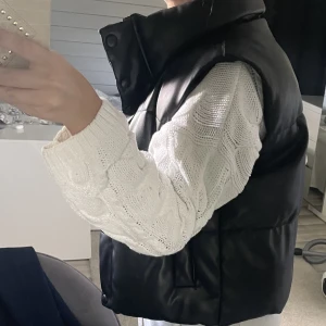 Väst i skinn - Sälje min svarta väst från ZARA då den inte kommer till användning🤍inga hål osv. Storlek S