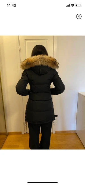 Parajumper Longbear - Parajumper jacka i modellen long bear.  Inköpt på Johnells och sparsamt använd i två vintrar. I toppen skick med äkta päls.   Kan hämtas i Stockholm Gamla Stan eller Odenplan, eller fraktas😊  Pris kan eventuellt diskuteras,, Rökfri!