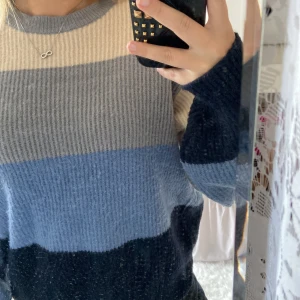 Stickad tröja - Mjuk stickad tröja i storlek S från sincerely loved 💙Lite nopprig på nedre delen men märks mest bara när man kollar nära:) 120kr + frakt 🤍