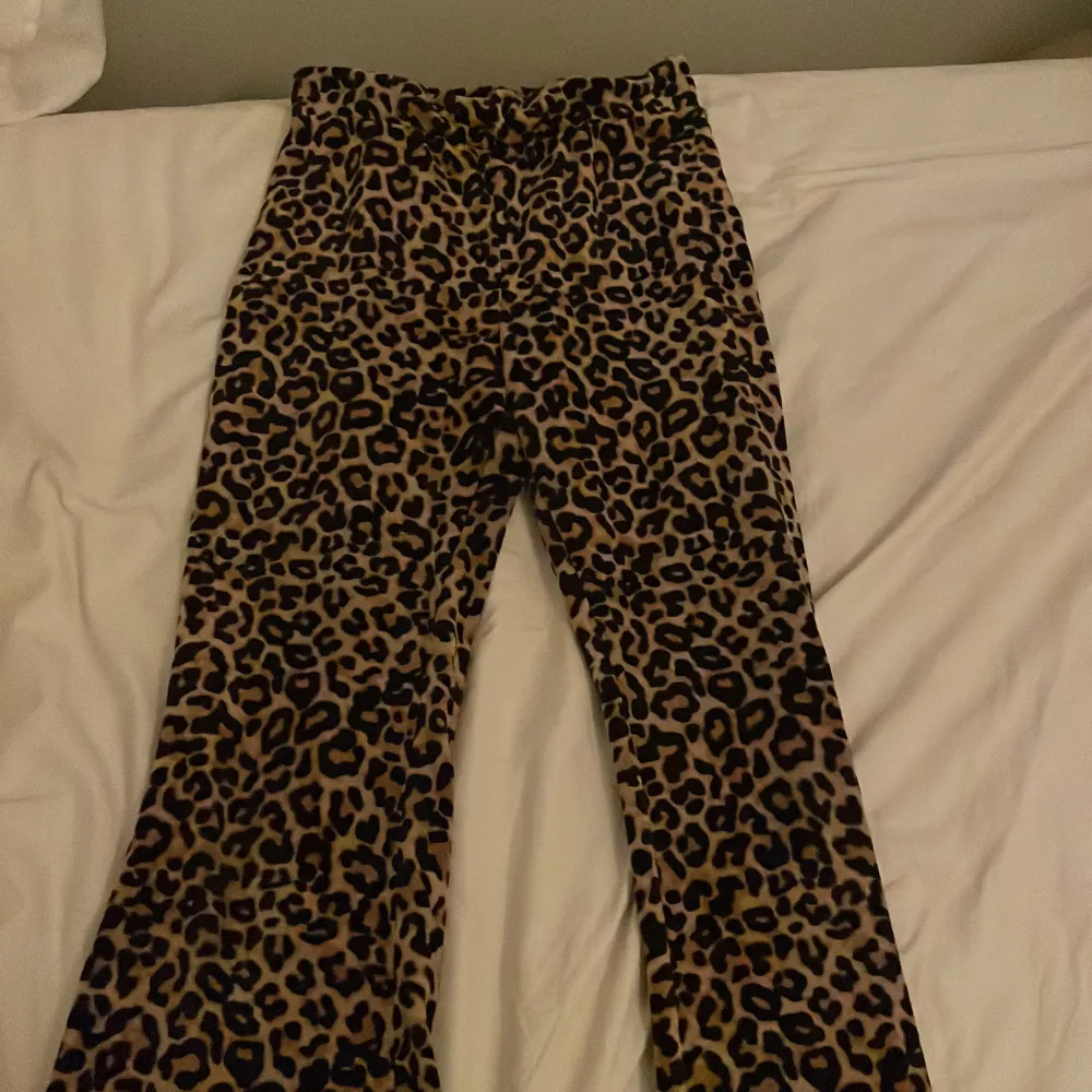 Säljer dessa leopard byxor står inte storlek för har klippt bort lappen men skulle säga 140. Farkut & Housut.