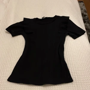 Topp - En fin topp som funkar till alla tillfällen den är i ribbat material och super skön kontakta för mer info💕