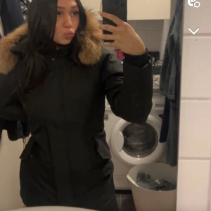 Äkta päls jacka - Säljer en svart jacka med en äkta päls krage i storlek Xs men passar S också. Jackan är i nyskick🫶🏼 Passar perfekt nu inför vintern o hösten🤍 Säljer billigt då jag vill bli av med den
