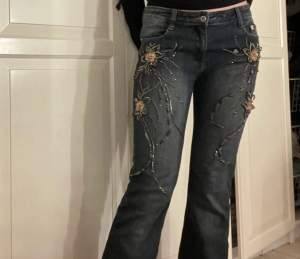 Säljer ett par jätte fina lågmidjade jeans med blommor på💞Midjemåttet är ca 78cm och jag är 160 cm och kanske några cm för långa💞