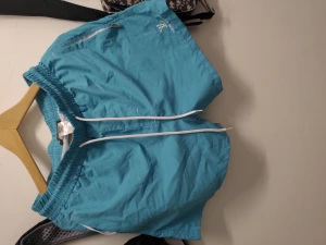 LV streetwear (logo på shorts lysa fram när det blir blött) - Hej? Bilderna är kanska slarvig tagen. Skick är bättre var det ser ut på foton. Använder dem mesta av de är knappast används önska du mer bilder ,,det bara pm