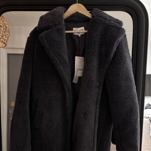 Kappa - Oanvänd teddy kappa med prislapp kvar från NAKD stl 34