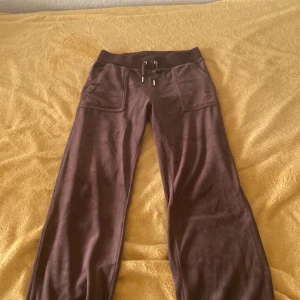 Juicy  - säljer jätte fina juicy byxor som inte kommer till användning! pris kan diskuteras och om man vill ha fler bilder skriv dm! De kostar 450kr