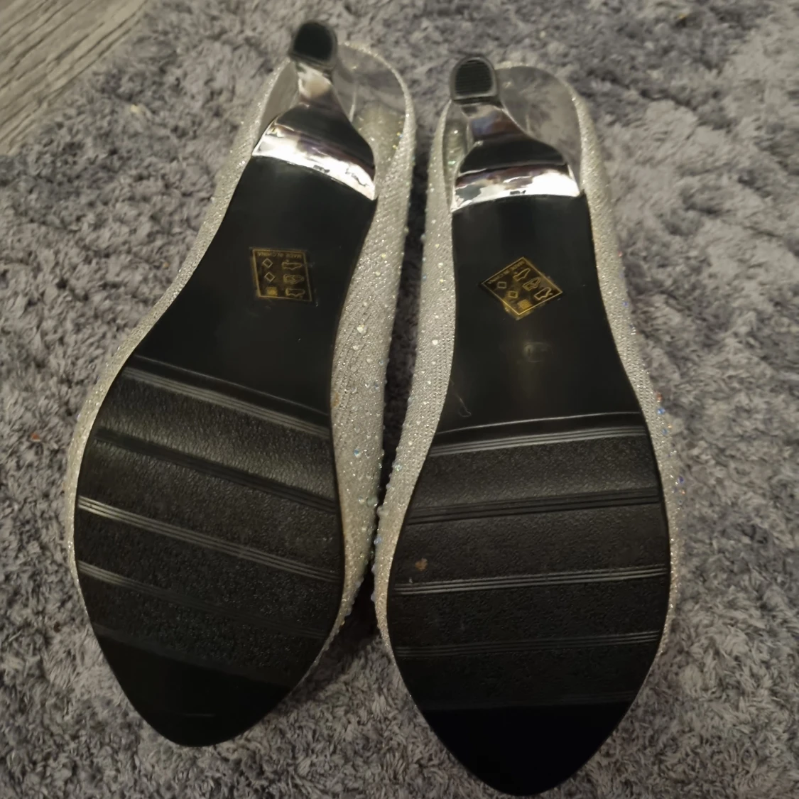 Glittrande silverpumps med skimmrande stenar  - 91