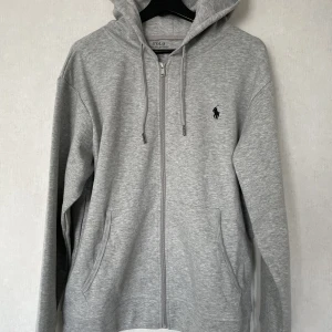 Ralph lauren zip hoodie - Säljer en Ralph lauren tröja köpt  för 1800 men säljer för 850 kr. Skick 9/10 ser ny ut. Storlek M men passar L. 