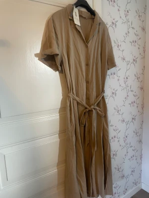 Pernilla walgrhen klänning! - Jättefin beige Pernilla Wahlgren klänning i linne! Aldrig använd endast provad! Skriv för mer information! Storlek M! 